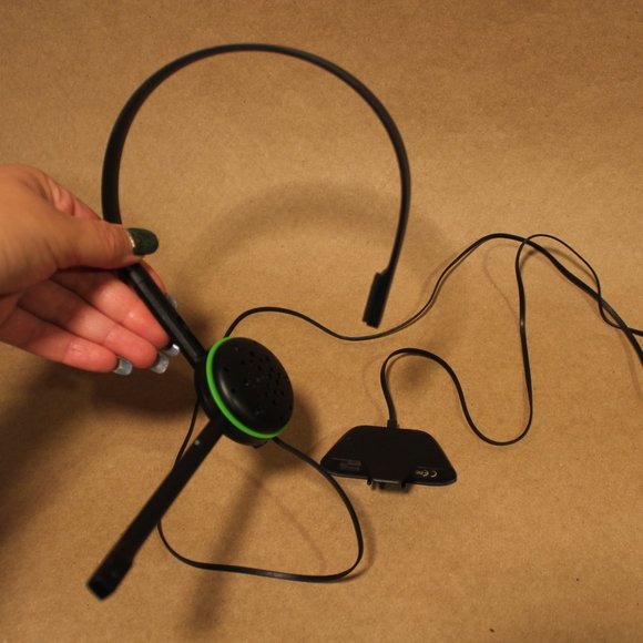 2 Microsoft Xbox One Chat Headsets - Picture 5 of 9
